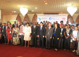 Group photo of seminar participants.