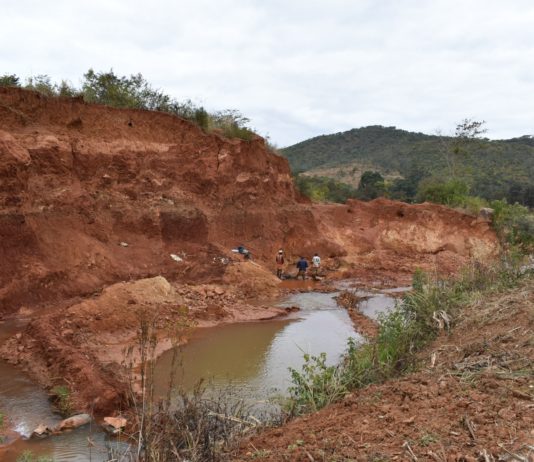 Gold miners in Penhalonga